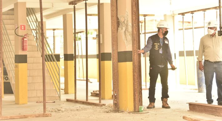 Além dos moradores do prédio, outras pessoas que moram no entorno e um comerciante tiveram que deixar o local por medidas de segurança