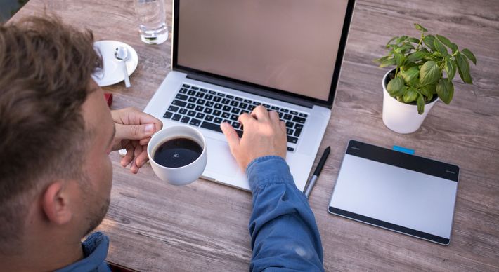 Diversos brasileiros estão aproveitando a possibilidade de trabalhar de forma remota para morar em outros países e, com isso, fazer cursos e aprimorar o idioma. Há benefícios, mas também desafios para o legislador