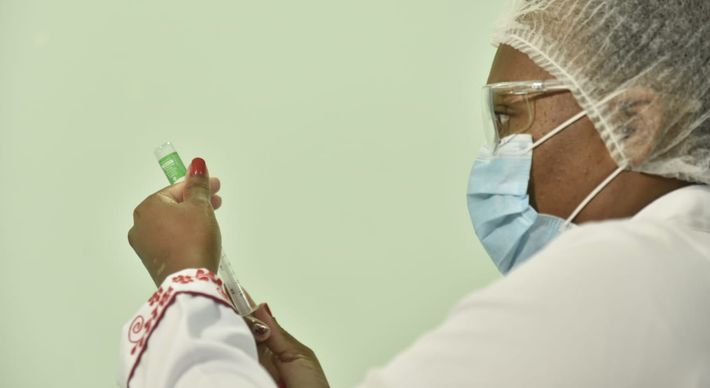Município vai receber nova remessa nesta sexta e iniciar a imunização no sábado (10). Também haverá doses para faixa etária a partir de 65 anos e trabalhadores da saúde
