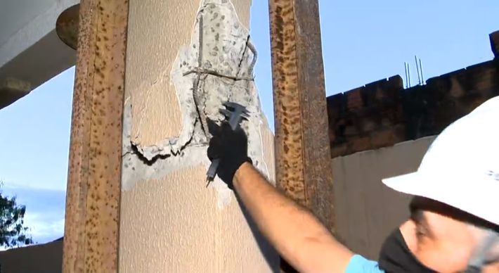 Prédio no bairro Nova Itaparica, em Vila Velha, corre risco de desmoronamento. Apesar da fala do dono da construtora, profissionais do Crea-ES constataram ser impossível que um carro tenha atingido a área afetada, que fica na parte alta