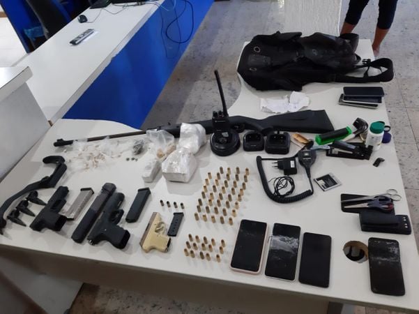A polícia apreendeu armas, drogas, celulares e rádios comunicadores com os detidos