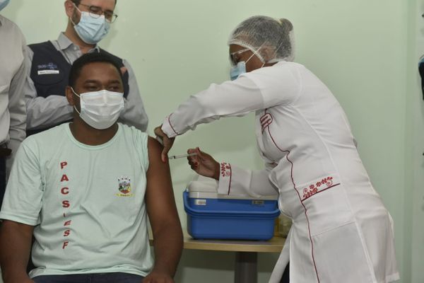 O governador Renato Casagrande participara da vacinação contra a Covid-19 na unidade básica de saúde do bairro São Francisco em Cariacica