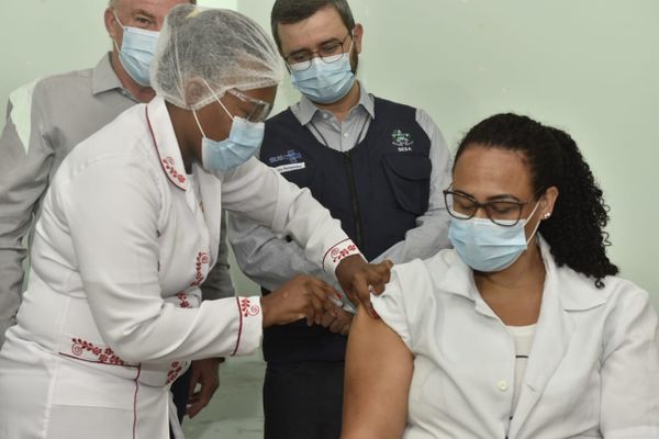 O governador Renato Casagrande participara da vacinação contra a Covid-19 na unidade básica de saúde do bairro São Francisco em Cariacica