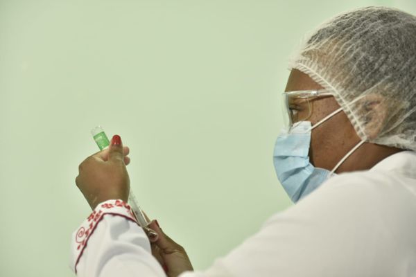 O governador Renato Casagrande e o secretário de Estado da Saúde Nésio Fernandes participam da vacinação contra a Covid-19 na unidade básica de saúde do bairro São Francisco em Cariacica