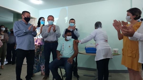 O primeiro a receber a dose da vacina AstraZeneca é o agente comunitário de Saúde Edson Coimbra