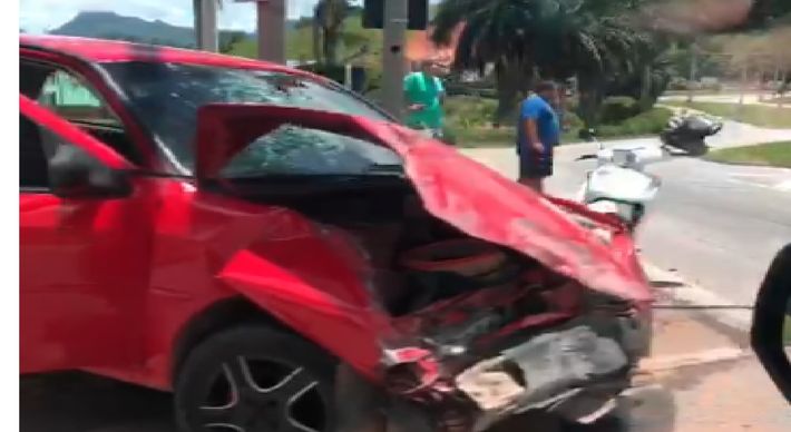 A colisão aconteceu no início da tarde desta terça-feira (26), na Rodovia do Contorno, no trevo da localidade Santa Rosa