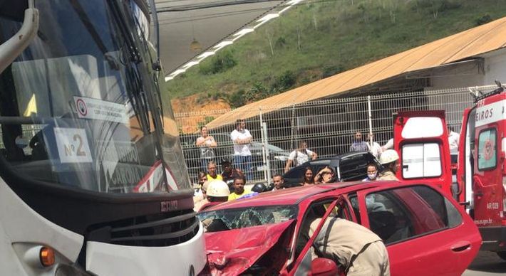 Os três feridos - pai, mãe e um bebê - estavam no carro e foram socorridos com ferimentos pelo Corpo de Bombeiros