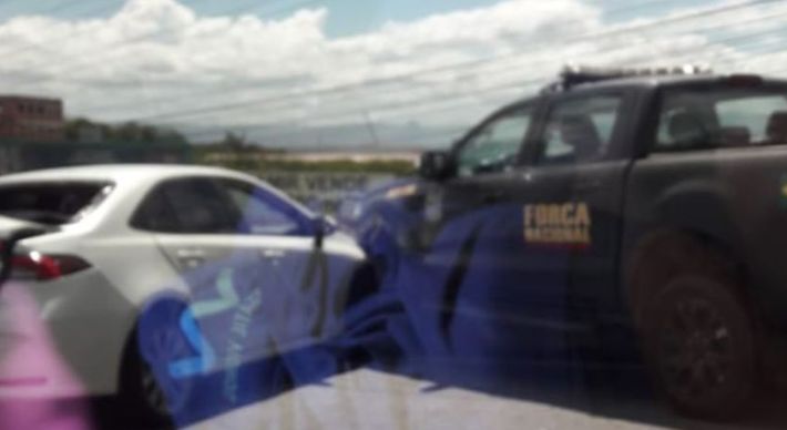 De acordo com informações da Polícia Rodoviária Federal (PRF), a colisão envolveu uma viatura da Força Nacional, um carro e um caminhão. Não há relatos sobre feridos e o trânsito segue com retenção.
