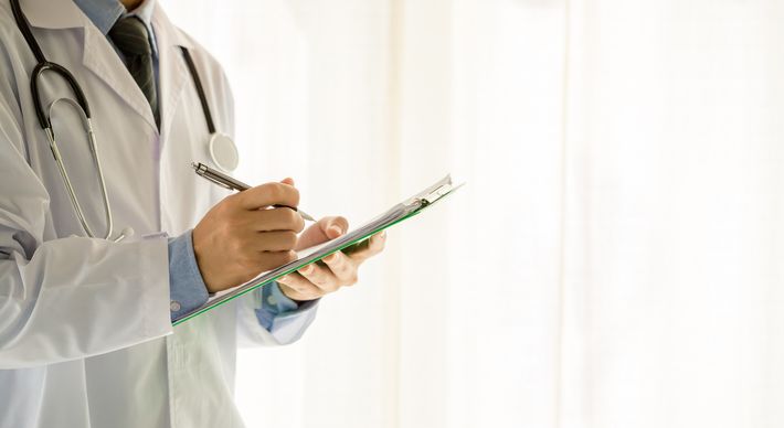 O Japão, até agora, não foi muito afetado pela pandemia. O país registra cerca de cinco mil mortes, mas os médicos alertaram que o sistema de saúde corre o risco de entrar em colapso