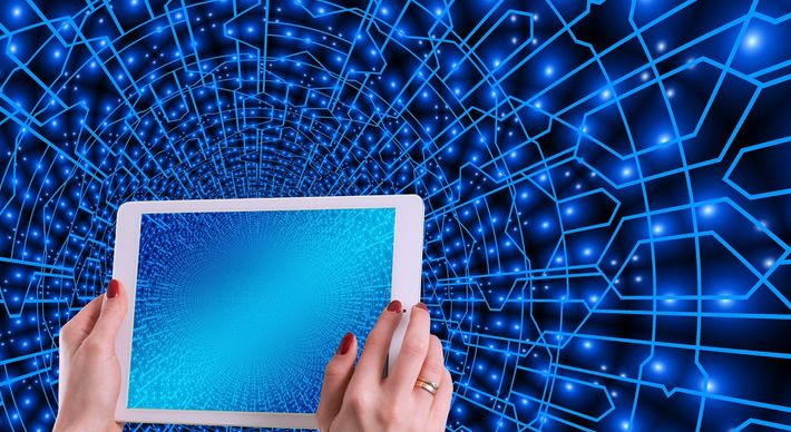 Cada vez fica mais difícil, mesmo para céticos, deixar de reconhecer o quanto podem ser facilitadas relações econômicas, sociais e culturais a partir do uso ampliado de tecnologias da informação e das comunicações