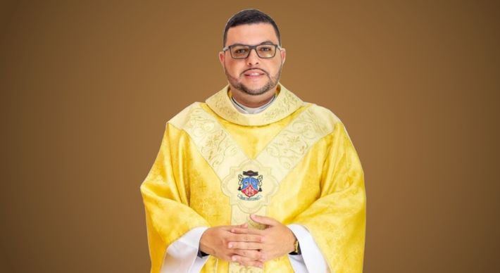 O vigário Kleber Santos Júnior já estava internado no Hospital Praia da Costa com a doença, mas com o agravamento do quadro clínico ele precisou ser intubado na noite deste domingo (24)