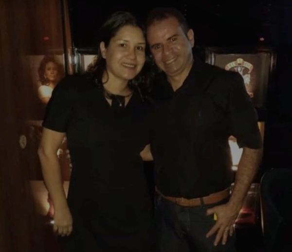 A artesã Ray Cardoso ao lado do marido André Cardoso.. Os dois vivem em Manaus (AM)