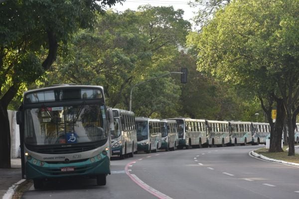Motoristas dos ônibus municipais de Vitória realizaram uma manifestação em frente à prefeitura