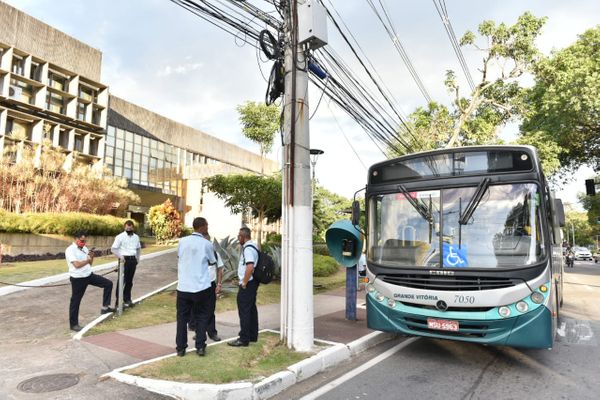 Motoristas dos ônibus municipais de Vitória realizaram uma manifestação em frente à prefeitura