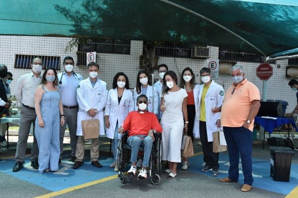 O empresário Chico Lins e a equipe do hospital Meridional: 83 dias de internação para tratamento da Covid