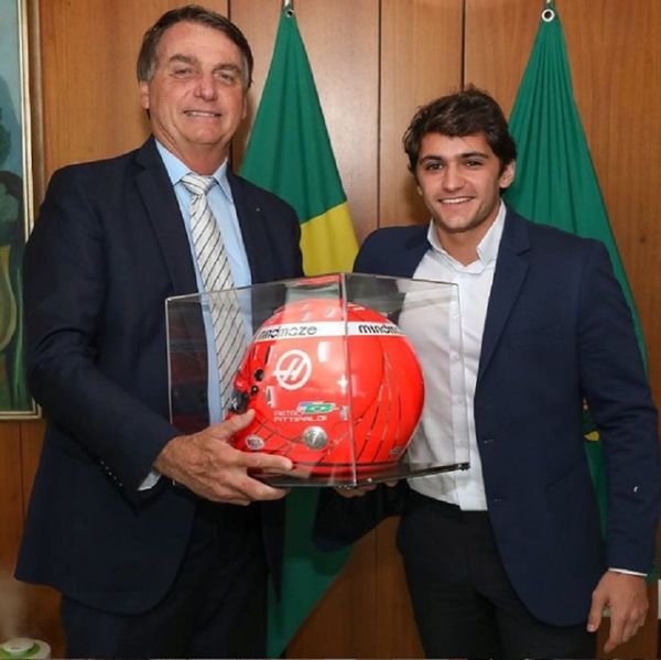 O presidente Bolsonaro ao lado do piloto Pietro Fittilpaldi 