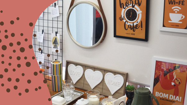 Para tornar o espaço ainda mais aconchegante é preciso que o cantinho do café seja bem iluminado. Uma dica é usar espelho como parte da decoração