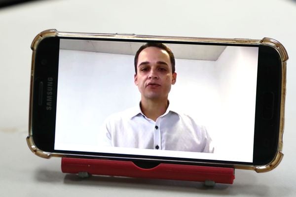 Pazolini usa seu próprio celular na prefeitura