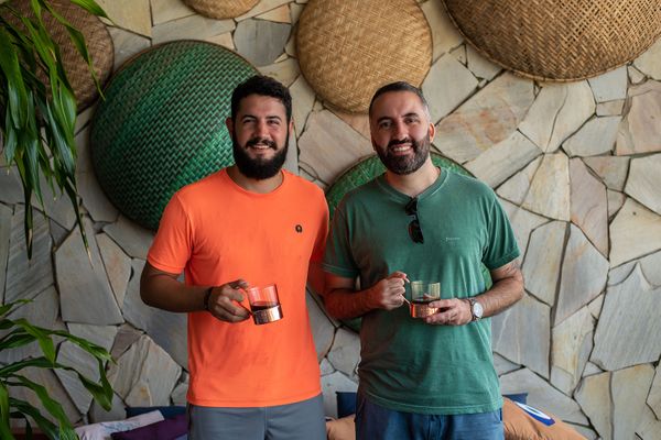 Pedro Paulo Moyses e Tito Dias Kalinka brindando as novidades do Barlavento Beach Bar & Lounge