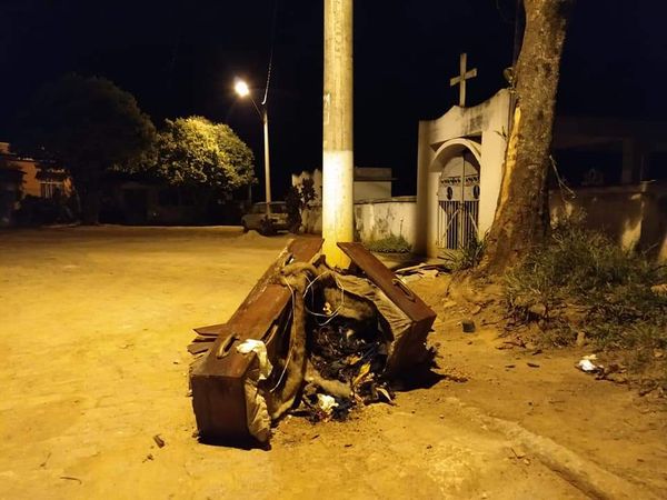 Restos de caixão são deixados em frente a cemitério em São Jose do Calçado