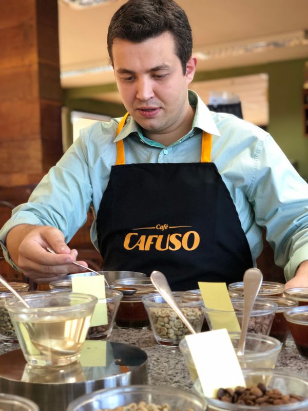 Roberto é responsável por provar o Café Cafuso que chega à mesa do consumidor