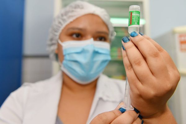 Vila Velha aplica primeira dose da vacina da Oxford/AstraZeneca em enfermeira de Unidade de Saúde