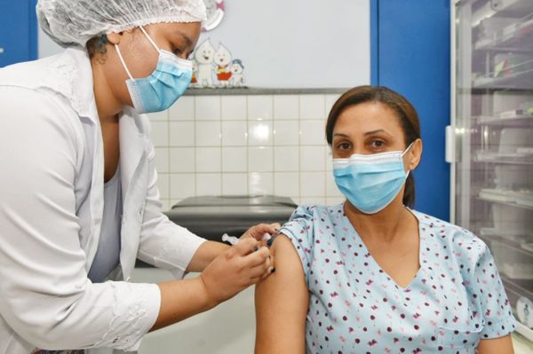 Vila Velha aplica primeira dose da vacina da Oxford/AstraZeneca em enfermeira de Unidade de Saúde