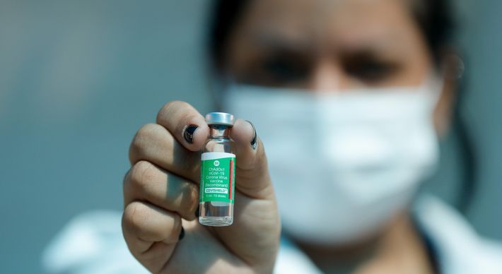 Governo do Espírito Santo decidiu que profissionais da rede pública estadual que recusarem a imunização sofrerão sanções; medida dividiu opiniões