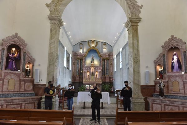 Um quarteto de violinos se apresentou para o público presente na cerimônia de reabertura das visitas por Ricardo Medeiros