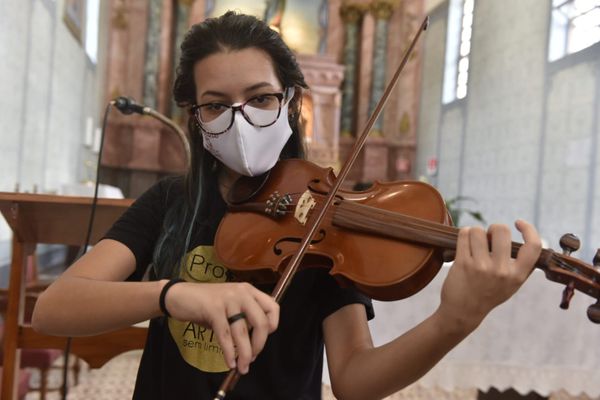 Um quarteto de violinos se apresentou para o público presente na cerimônia de reabertura das visitas por Ricardo Medeiros