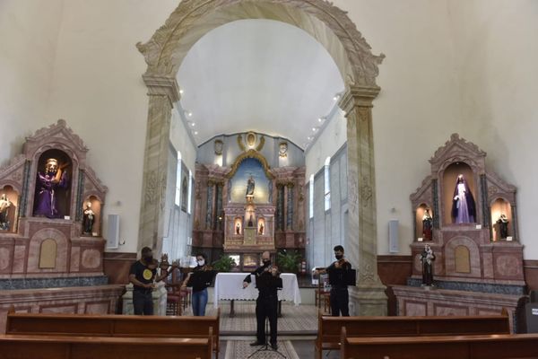 Um quarteto de violinos se apresentou para o público presente na cerimônia de reabertura das visitas por Ricardo Medeiros