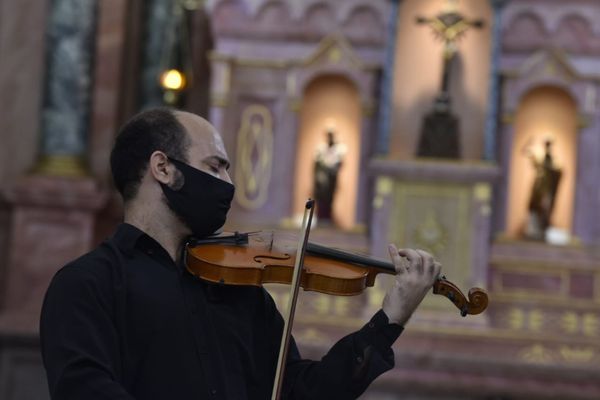 Um quarteto de violinos se apresentou para o público presente na cerimônia de reabertura das visitas por Ricardo Medeiros