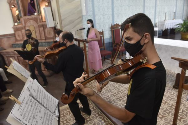 Um quarteto de violinos se apresentou para o público presente na cerimônia de reabertura das visitas por Ricardo Medeiros 