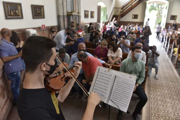 Um quarteto de violinos se apresentou para o público presente na cerimônia de reabertura das visitas por Ricardo Medeiros 