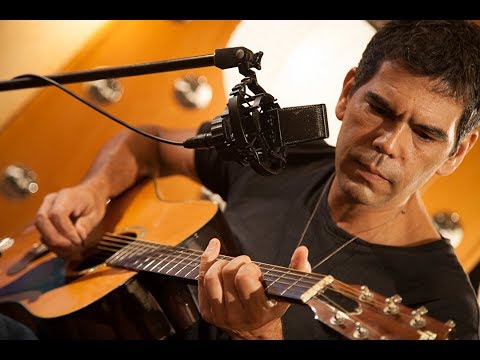 Dado Villa-Lobos em vídeo do canal no YouTube "Aquela Música" por Reprodução/YouTube (Aquela Música)