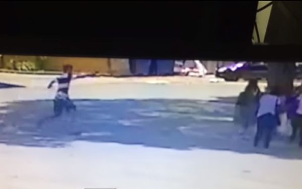 Homem atira contra piloto e carona em moto 