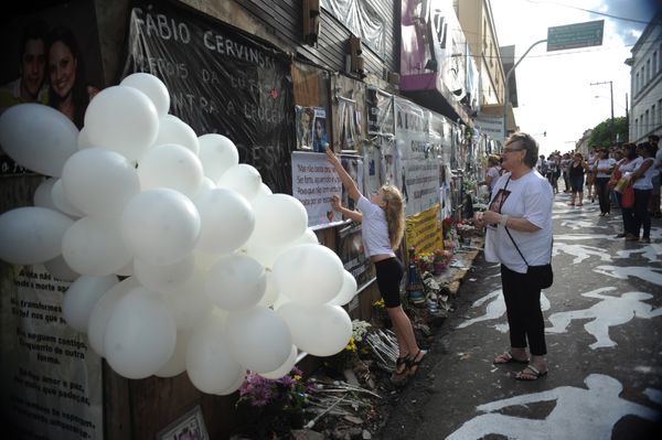 Homenagens as vítimas do incêndio da Boate Kiss na Praça Saldanha Marinho, pela data de um ano da tragédia, em 2014