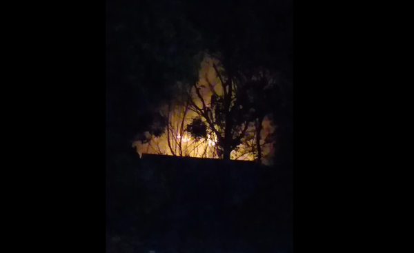 Incêndio atinge região de mata próximo a casa no bairro Araçás, em Vila Velha