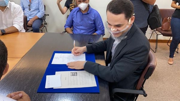 Lorenzo Pazolini assina decreto que encerra Linha Verde em Vitória