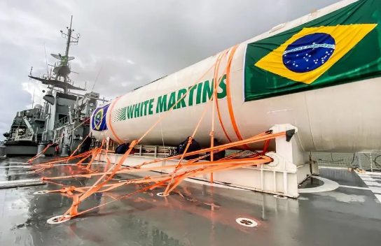 Navio da Marinha faz o transporte de oxigênio para Manaus