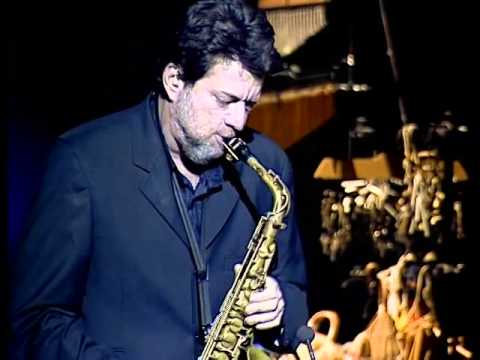 O músico  Leo Gandelman em seu DVD homônimo ao vivo por Reprodução/Youtube (Leo Gandelman)