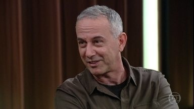 O músico João Barrone no programa "Conversa com Bial" por Reprodução/ TV Globo