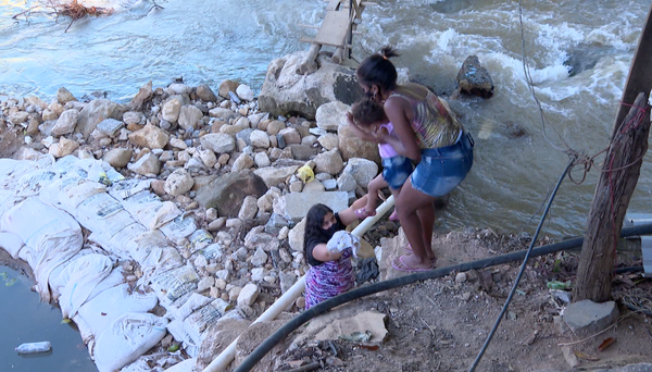 se arisca em ponte improvisada