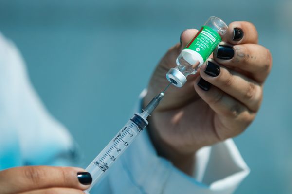 É lei: quem furar fila da vacina no ES pode ser multado em até R$ 116 mil |  A Gazeta