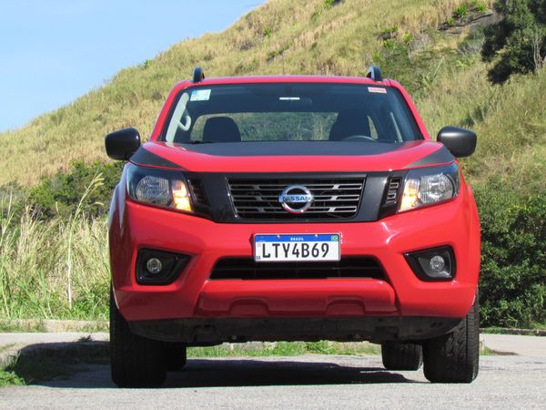  A grade com o desenho que a Nissan chama de “V Motion” e os faróis em formato de bumerangue explicitam a identidade com a família atual de modelos da marca