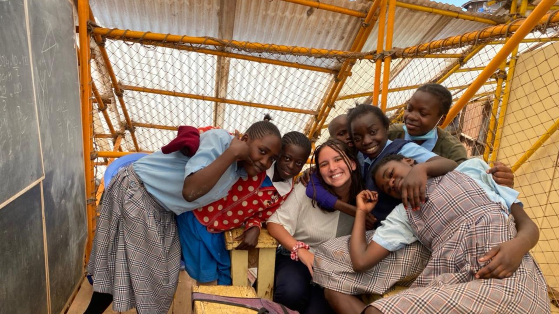  Maria Alice está no Quênia há cerca de um mês e se dedica em prol da educação de crianças e jovens carentes em uma escola precária de Nairóbi