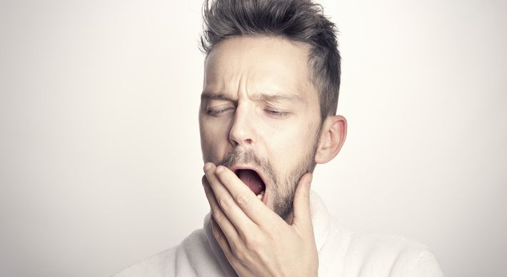 Seja pela qualidade do sono, por irritações com a temperatura ou com o ambiente, ele é até normal esporadicamente, mas se o mau humor for frequente ao acordar é preciso procurar ajuda, segundo psicóloga
