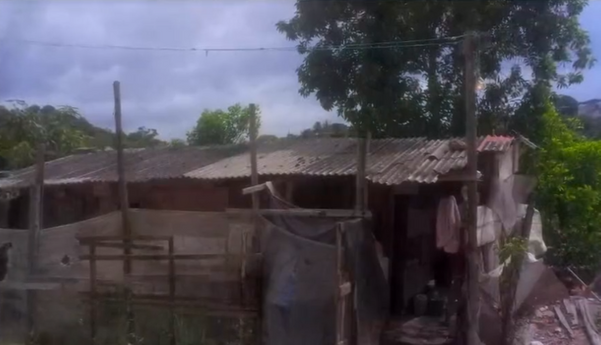 A antiga moradia da Dona Maria: um cômodo de madeira, sem banheiro e com cozinha improvisada