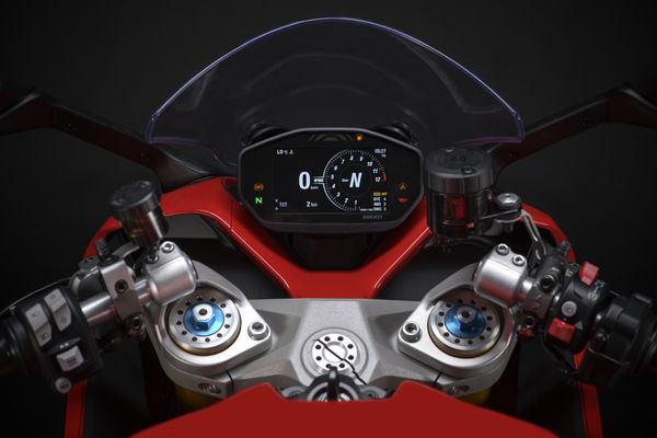 A instrumentação da família SuperSport 950 inclui uma nova tela de TFT de 4,3 polegadas