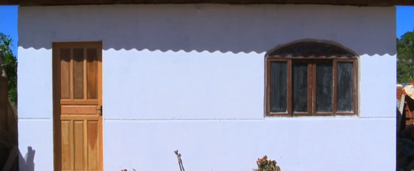 A nova casa da Dona Maria é feita de alvenaria e tem quatro cômodos